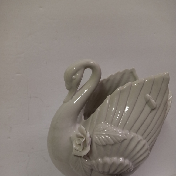 COPY - Vintage 3D Cypress Gardens Ivory Swan Candy Dish, Vase W/Rose Porcelain … - Picture 3 of 9